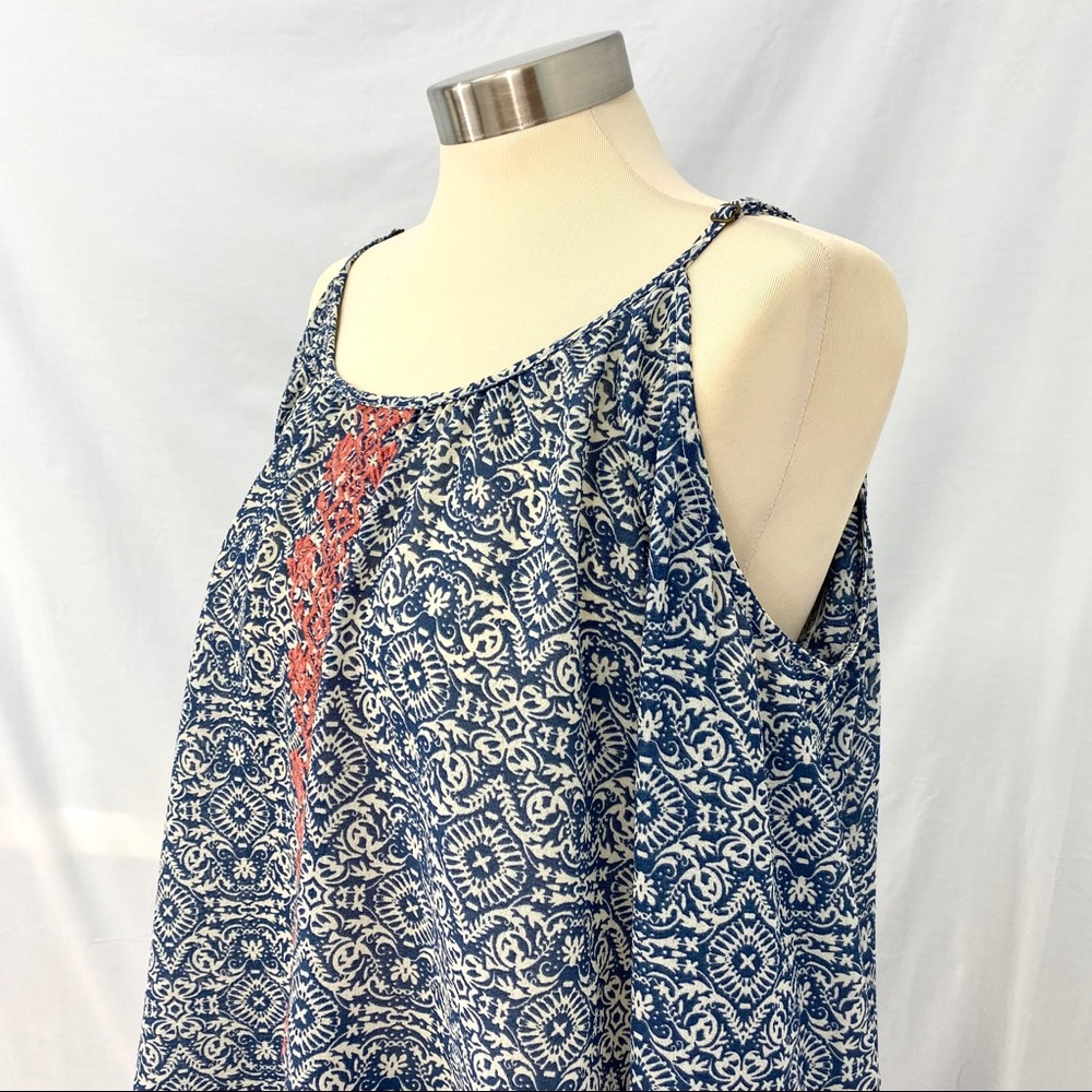 Geometric Cold Shoulder Top - Picture 3 of 4